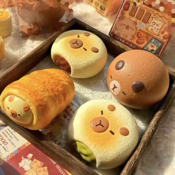 Capibara Kerstontbijt Squishy – warm broodje om te knuffelen